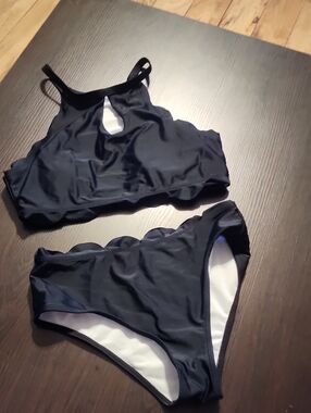 Women's Black Scallop High-Neck Bikini Set